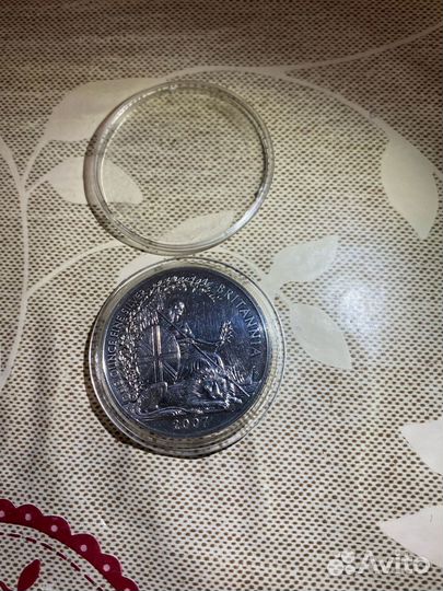 Британия сидит. Серебро 2 фунта 2007 года