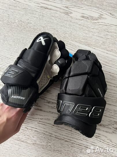 Форма хоккейная(щитки, шайбы, краги, клюшки)