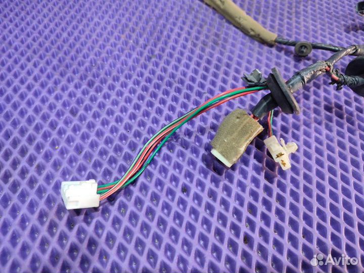 Коса двери передняя левая Nissan Vanette