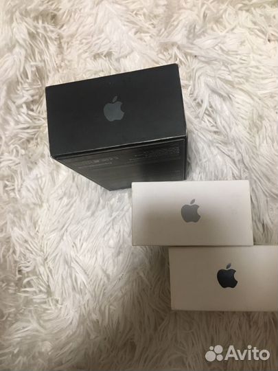 Коробки от айфонов