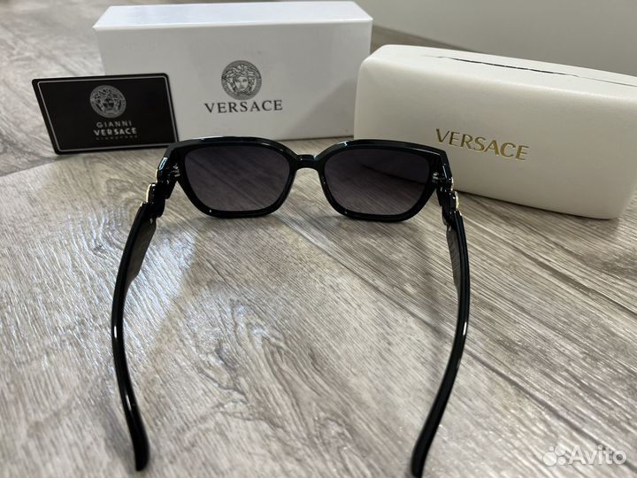 Солнцезащитные очки versace