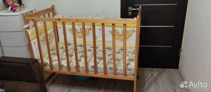 Детская кровать с бортиками и матрацем