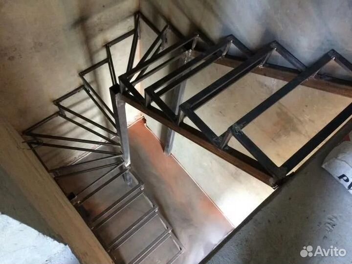 Лестница на металлокаркасе в дом