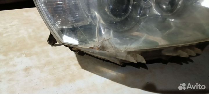 Фара передняя на Mitsubishi Pajero sport