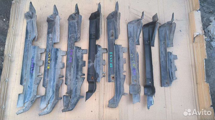 Воздуховод радиатора правый Audi 100C4 4A0121284