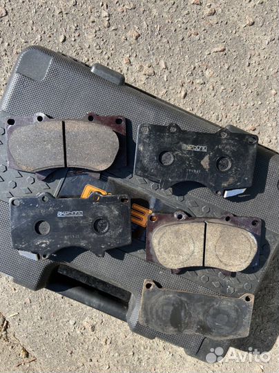 Тормозные колодки передние akebono