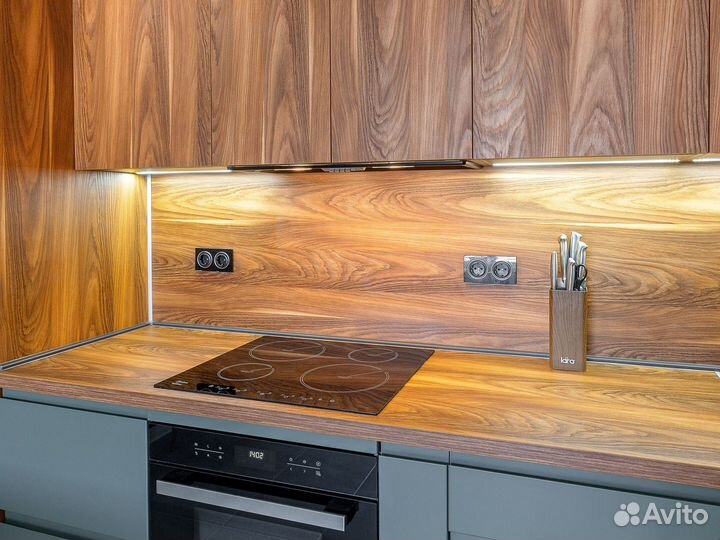 Кухня с доставкой с антресолями по проекту