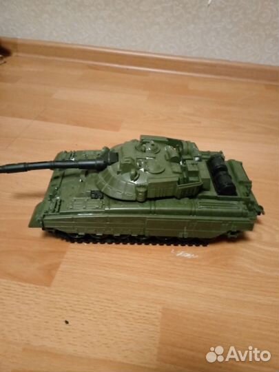 Танк игрушка
