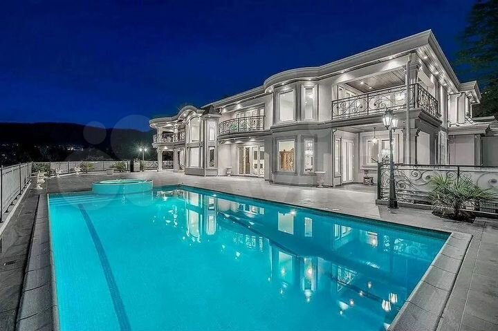 Дом 1400 м² на участке 35 сот.