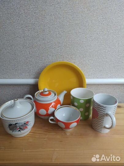 Посуда чашки, бокалы, чайник, сахарница, тарелка