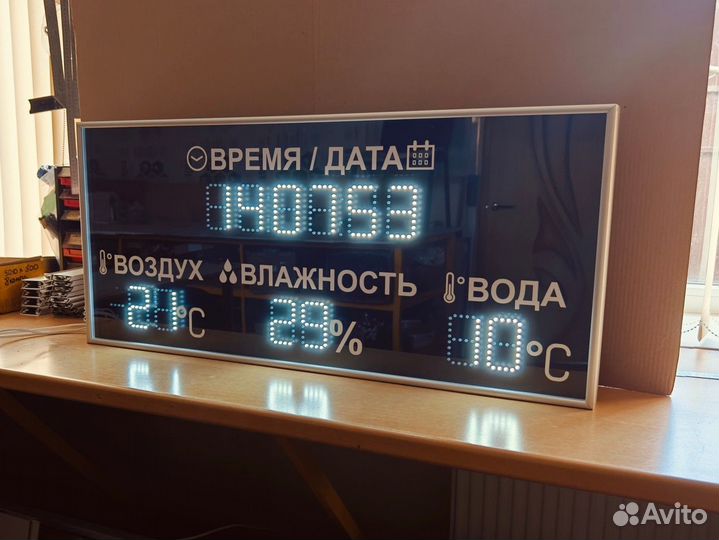 Часы с термометром в бассейн