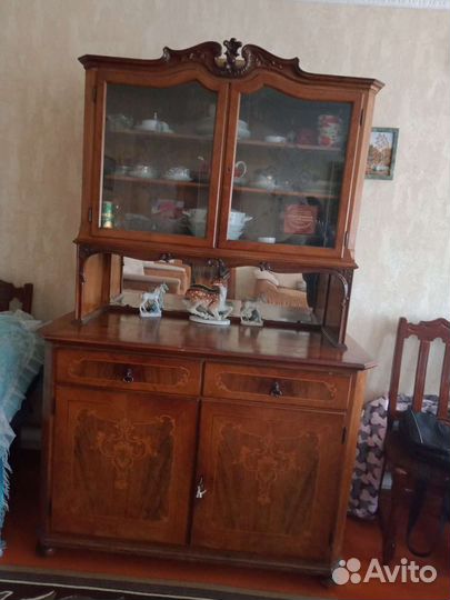 Сервант и обеденный стол