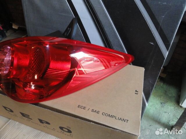 Tiida (5 ) Фонарь задний внешний правый (5 дв) (De