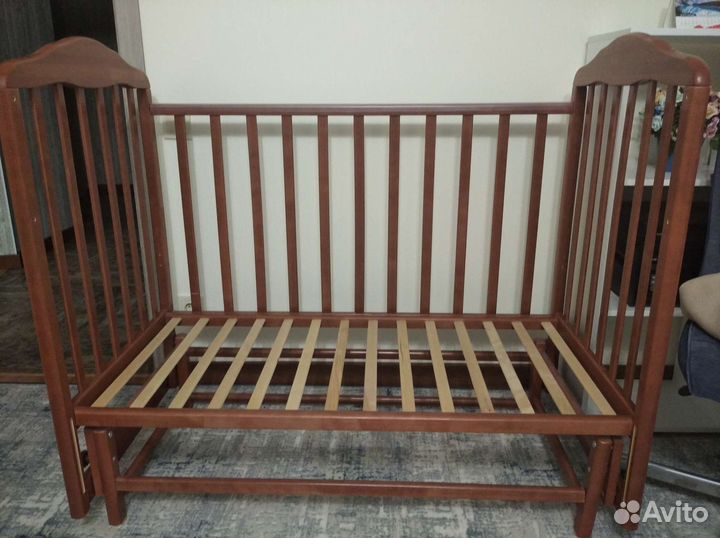 Детская кроватка с маятником