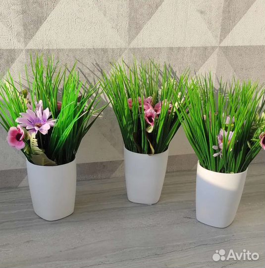 Искусственные цветы в стаканчиках