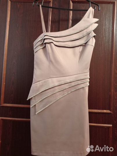 Платье нарядное, новое, р.42