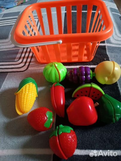Корзина с детскими овощами, фруктами и ягодами