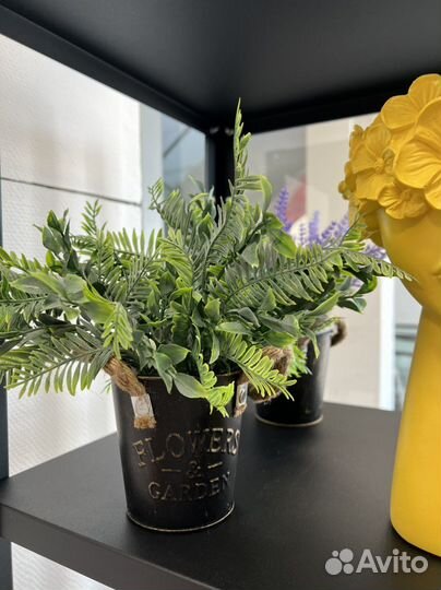 Искусственные цветы в горшках