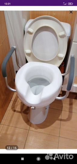 Сиденье насадка для унитаза с поручнями