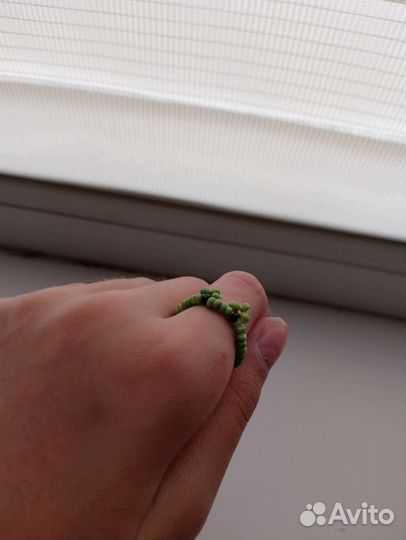 Кольцо лягушка из бисера