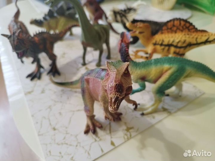Фигурки динозавров