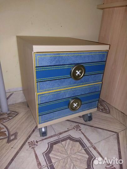 Тумбочка на колесиках