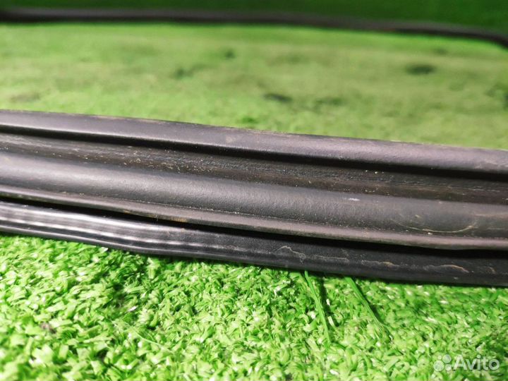 Уплотнитель проёма двери передний левый Octavia A5