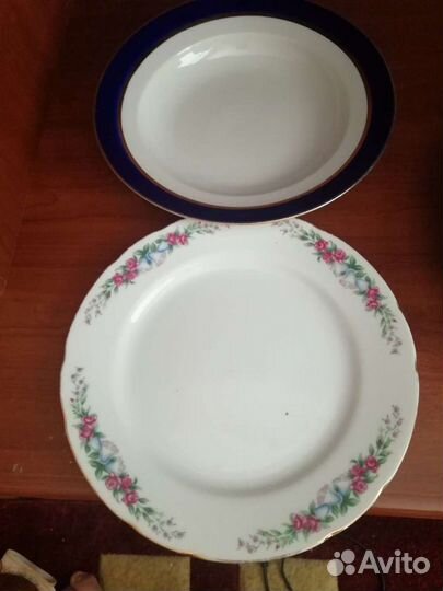 Набор столовой посуды. Тарелки. Чашки. Чайник. Сах