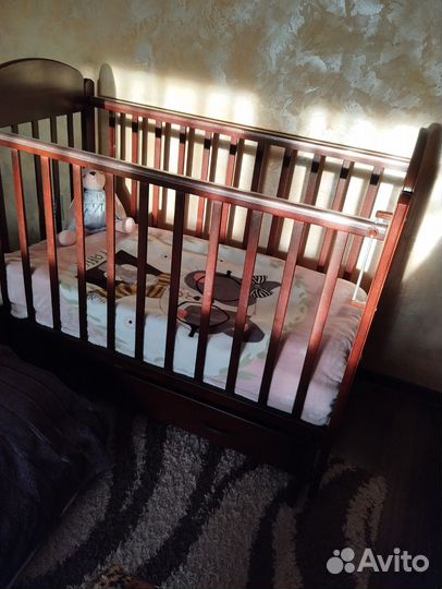 Детская кроватка с маятником и ящиком