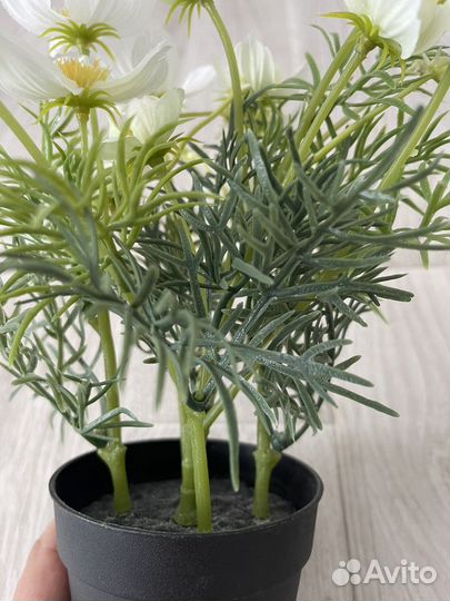 Искусственные цветы в горшках