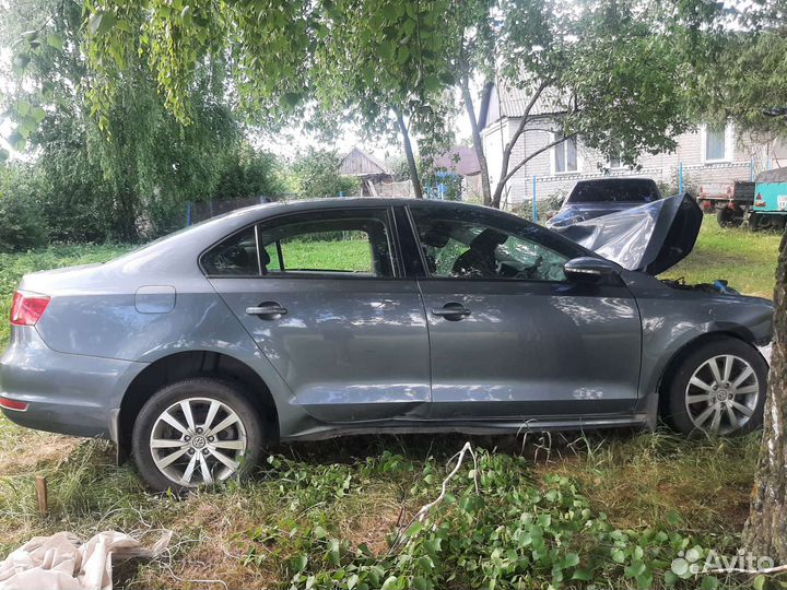Volkswagen Jetta 1.6 МТ, 2012, битый, 95 000 км