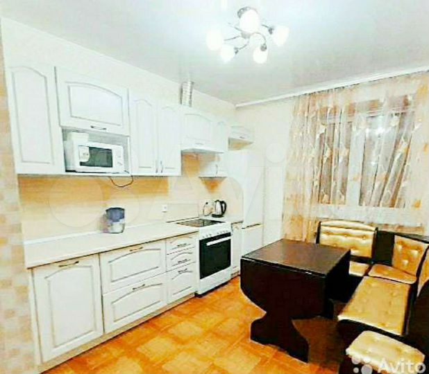 2-к. квартира, 60 м², 1/18 эт.