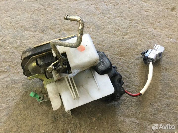 Замок двери задней Toyota Rav 4 1994-2000