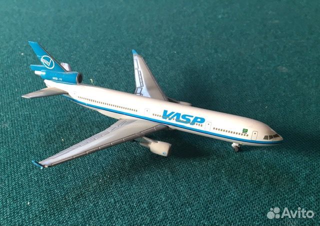 Модель самолета McDonnall Douglas MD-11, м-б 1/500