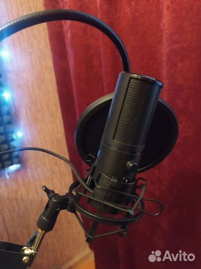 Микрофон Razer Seiren X со стойкой и поп фильтром