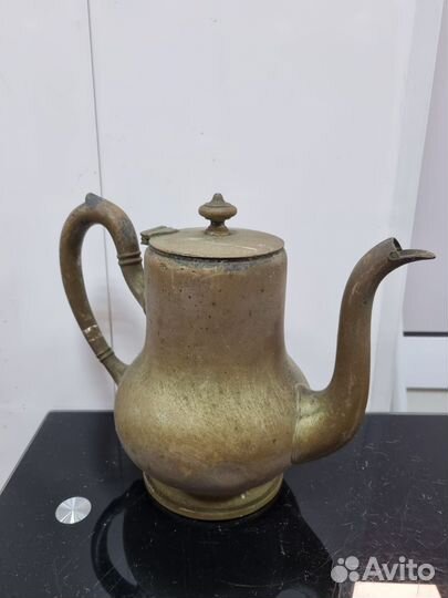 Крупный латунный кофейник