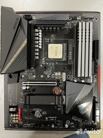 Материнская плата с процессором и памятью