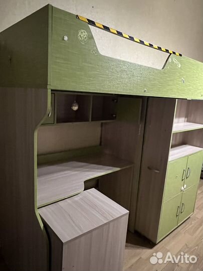 Детская кровать чердак со столом и шкафом