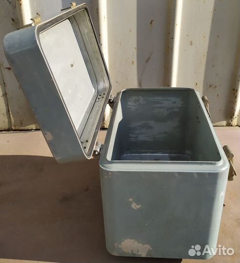 Ящик алюминиевый с ручкой и замками. СССР