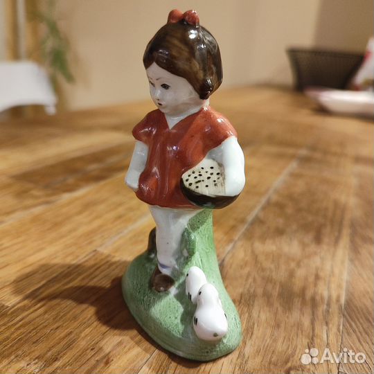 Фарфоровая статуэтка - Девочка с цыплятами. СССР
