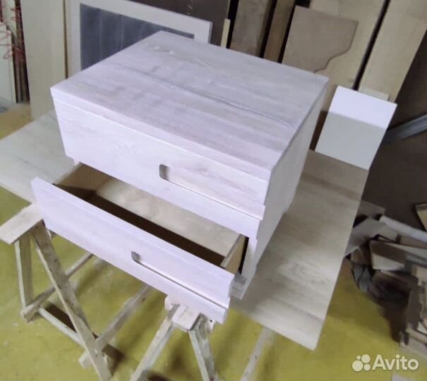Мебель из массива прикроватная тумбочка