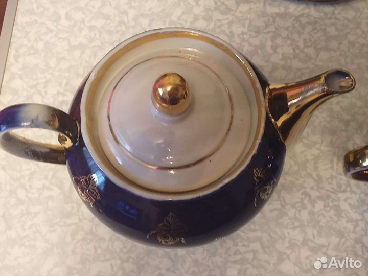 Чайник и сахарница