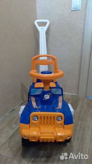 Детская машина каталка с ручкой,новая