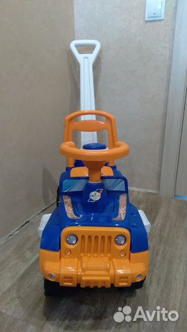 Детская машина каталка с ручкой,новая