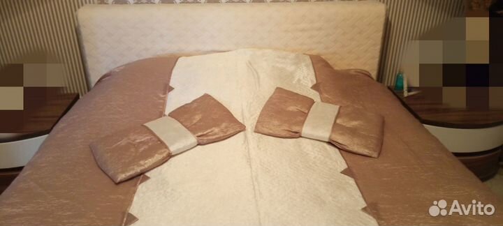 Покрывало с декоративными подушками и шторами