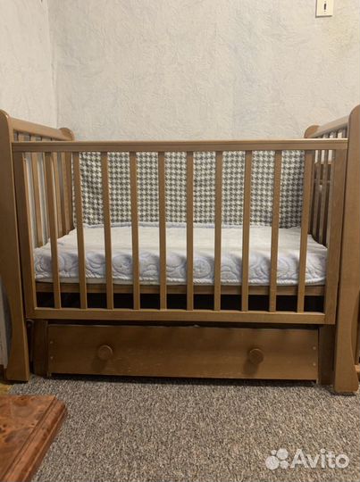 Детская кроватка с маятником и ящиком