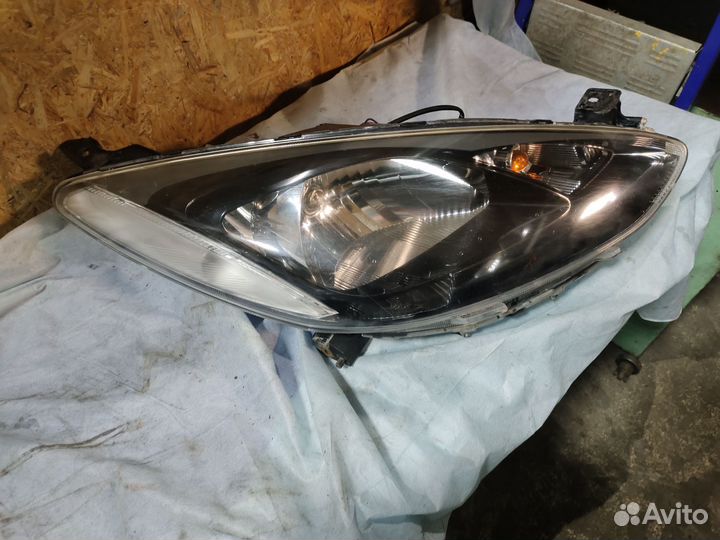 Фары Mazda demio