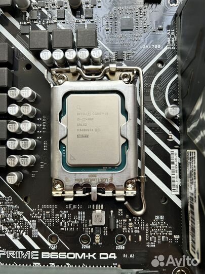 Материнская плата с процессором и памятью