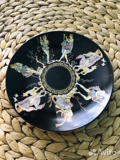 Чашки с блюдцами и ложками