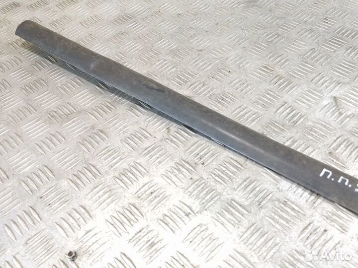 Молдинг двери передней правой Honda Legend 1991-19